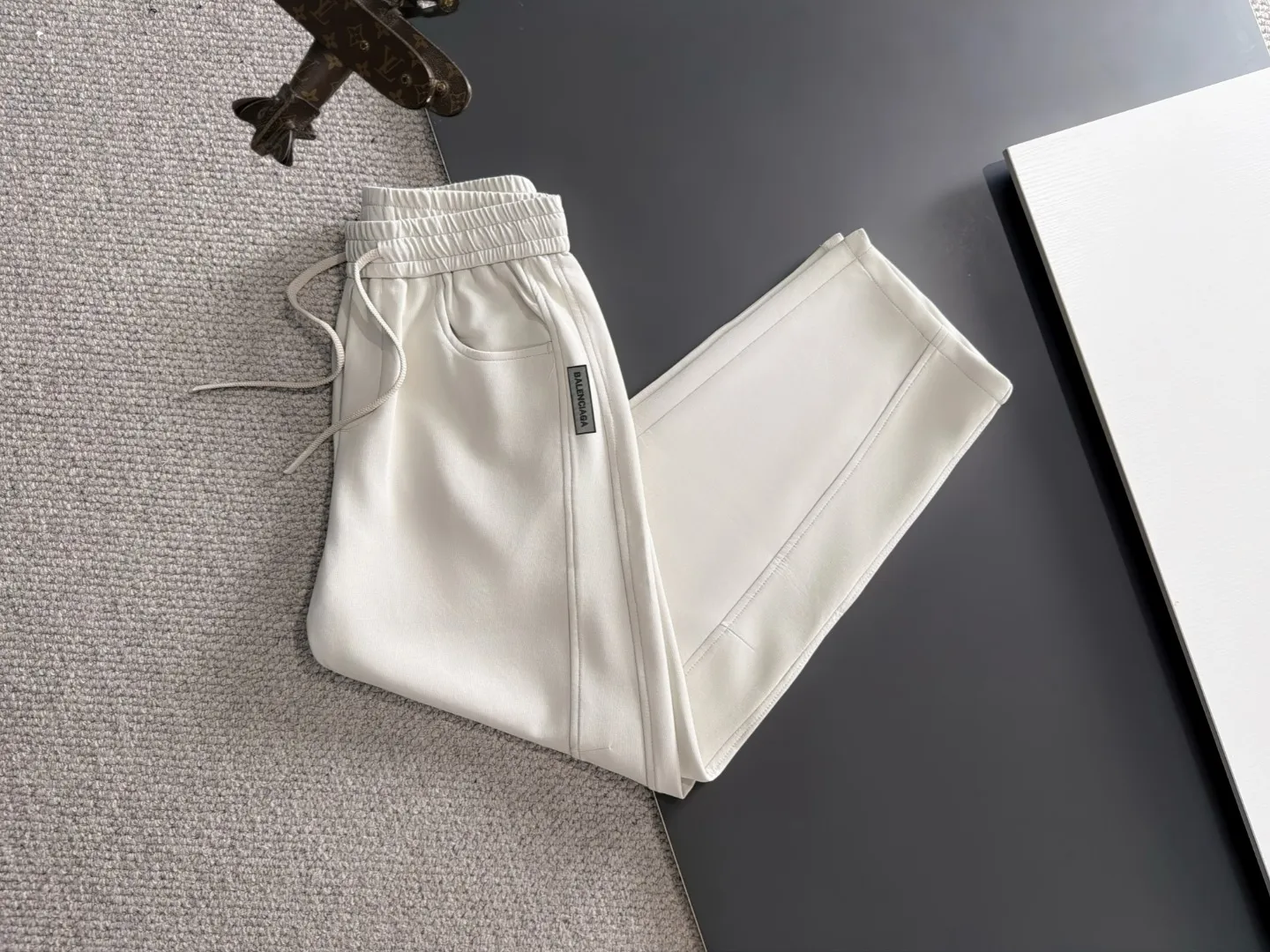 Next day shipment P195 Balenciaga 2026 Autumn and Winter New Arrival elastic band casual pants, counter-customized fabrics, Breathable, high comfort, impeccable details, brand element design concept, reflecting high quality. It feels delicate and soft! It presents a casual cut and the upper body shape is great! Sizes:S-3XL